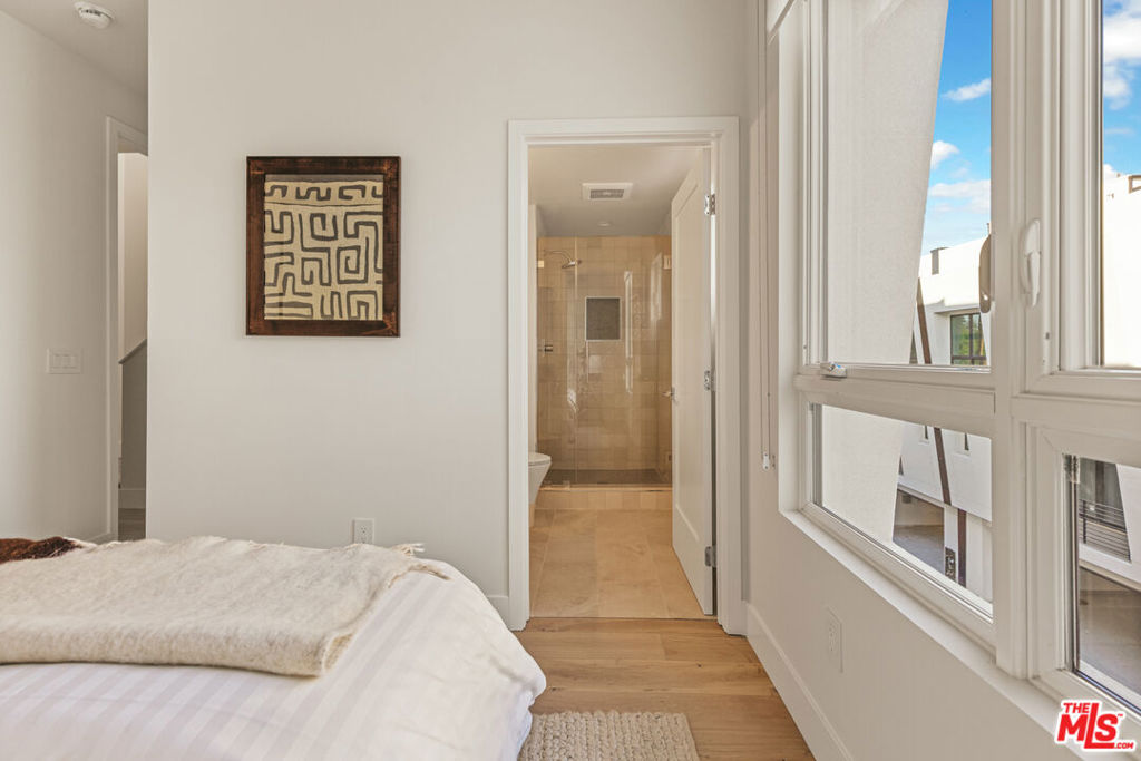 3230 S Barrington Avenue Property Photo 13