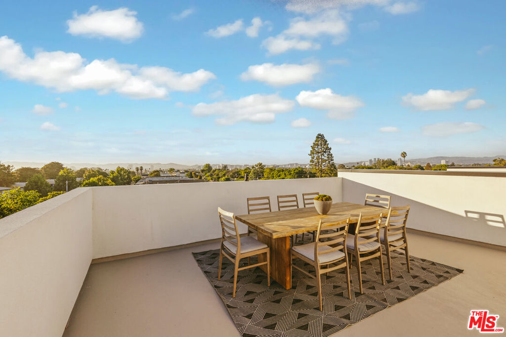 3230 S Barrington Avenue Property Photo 14