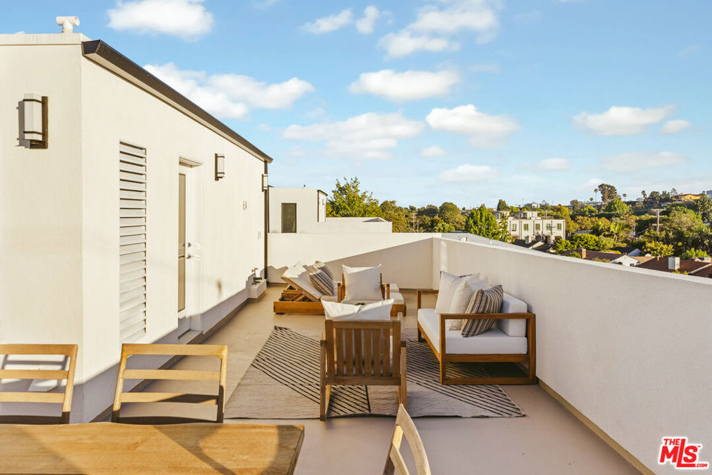 3230 S Barrington Avenue Property Photo 16