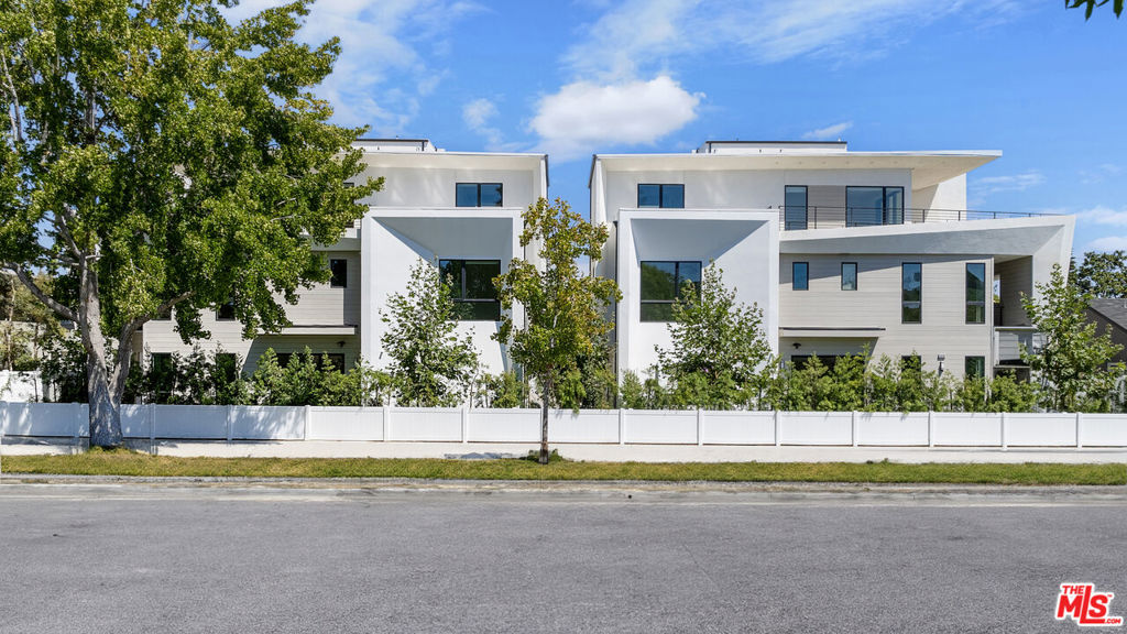 3230 S Barrington Avenue Property Photo 18