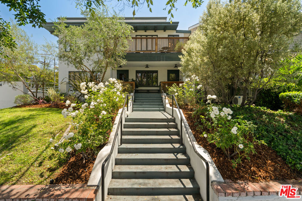 588 N Larchmont Boulevard Property Photo 1