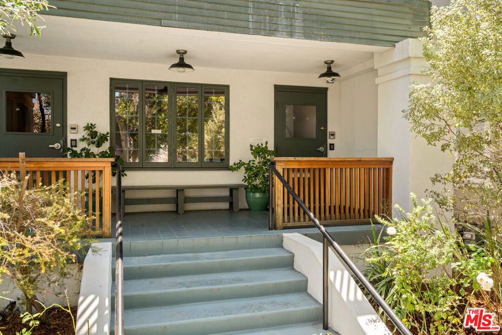 588 N Larchmont Boulevard Property Photo 2