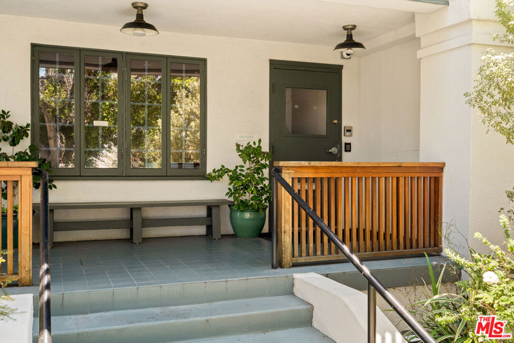 588 N Larchmont Boulevard Property Photo 3