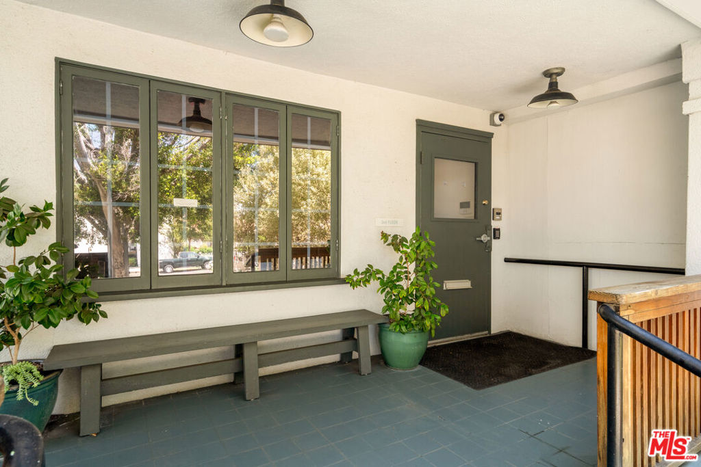 588 N Larchmont Boulevard Property Photo 4