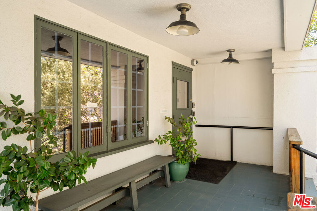 588 N Larchmont Boulevard Property Photo 5