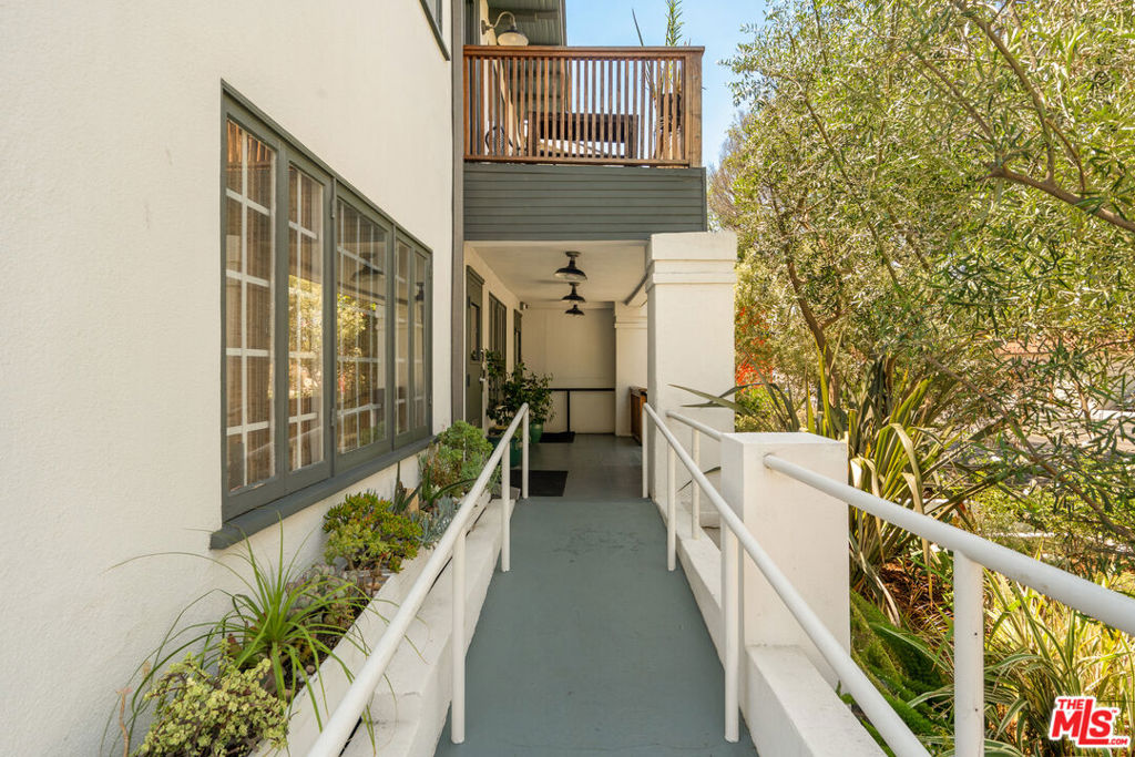 588 N Larchmont Boulevard Property Photo 6