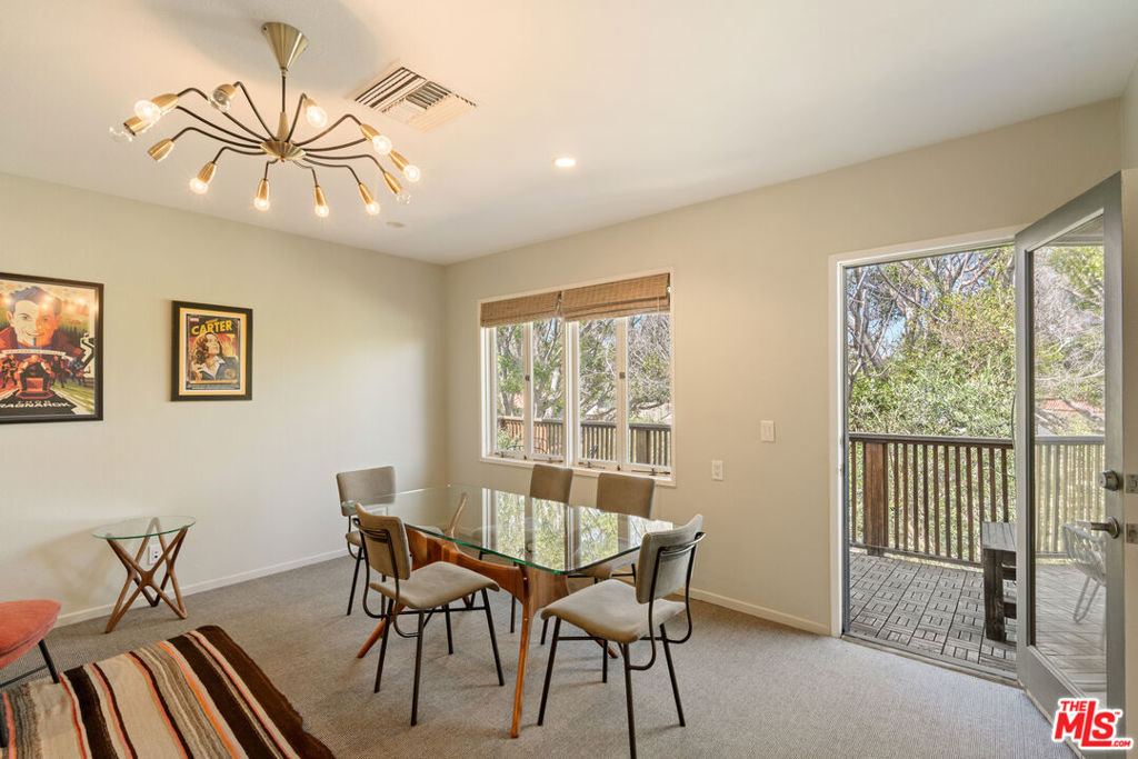 588 N Larchmont Boulevard Property Photo 7