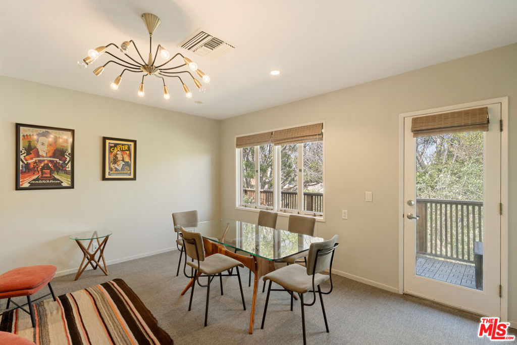 588 N Larchmont Boulevard Property Photo 8