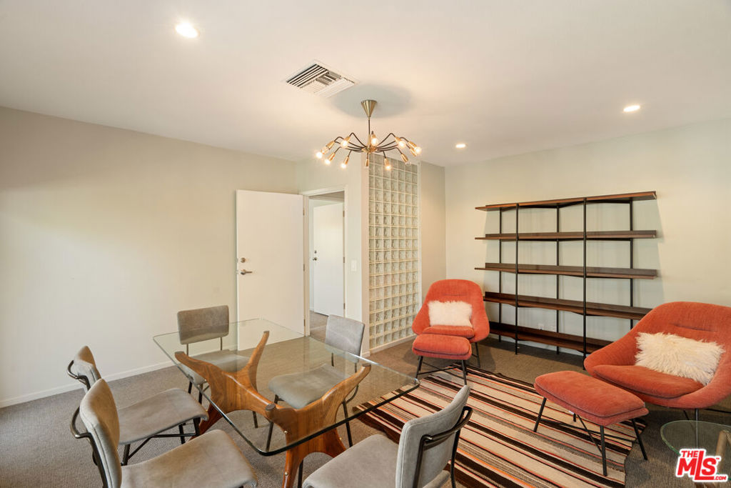 588 N Larchmont Boulevard Property Photo 10