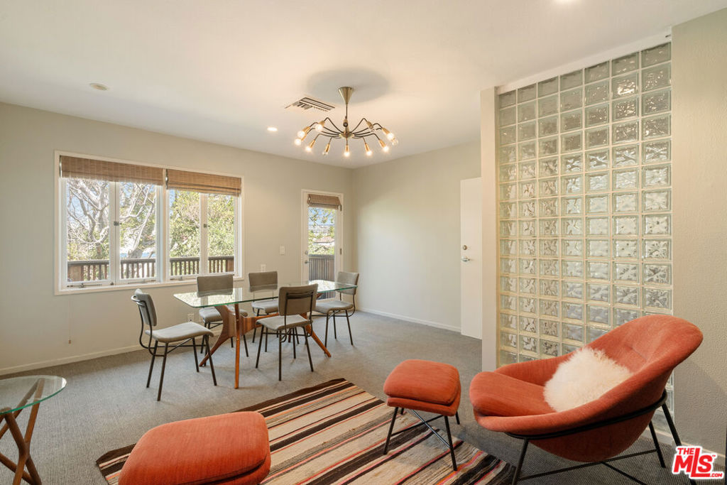 588 N Larchmont Boulevard Property Photo 11