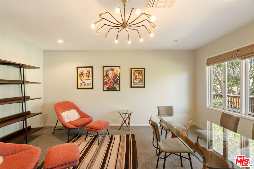 588 N Larchmont Boulevard Property Photo 12