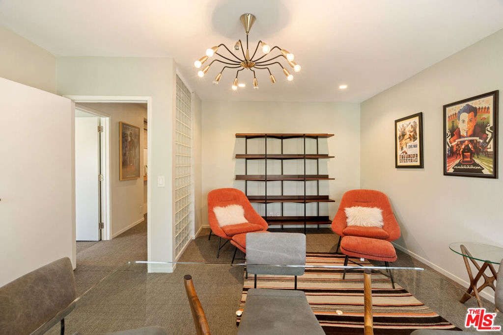 588 N Larchmont Boulevard Property Photo 13