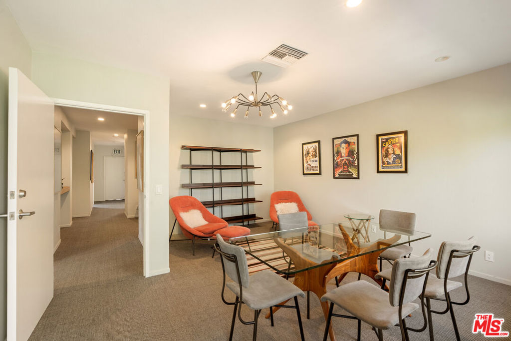 588 N Larchmont Boulevard Property Photo 14