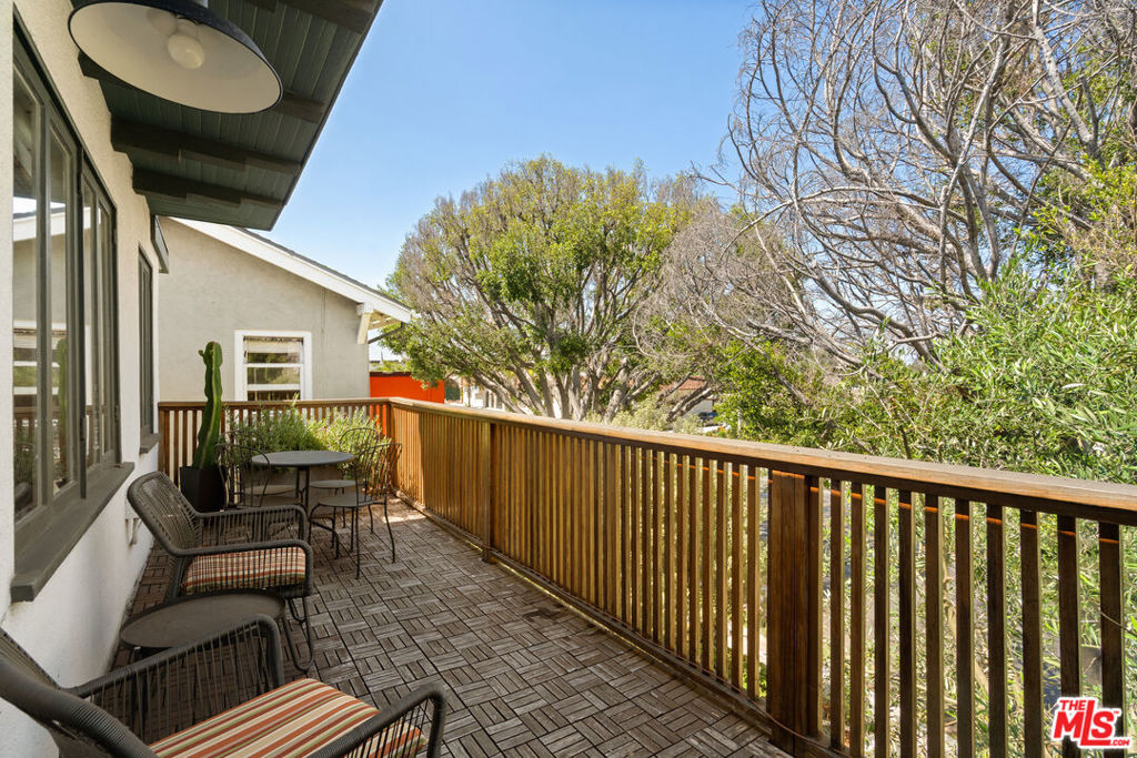 588 N Larchmont Boulevard Property Photo 15