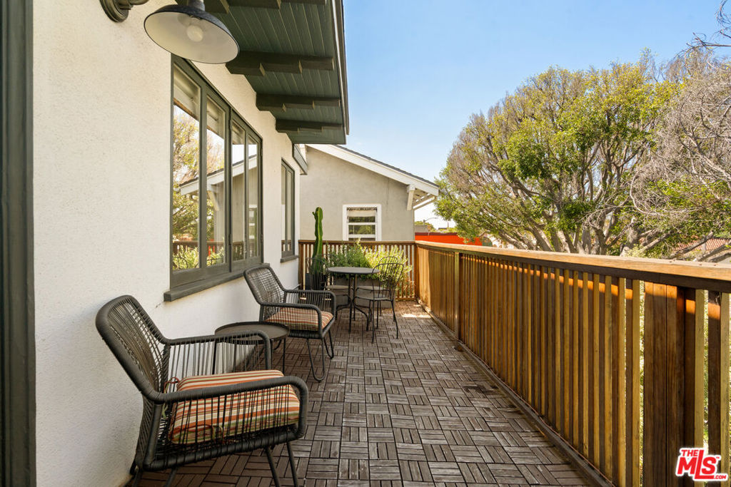 588 N Larchmont Boulevard Property Photo 17