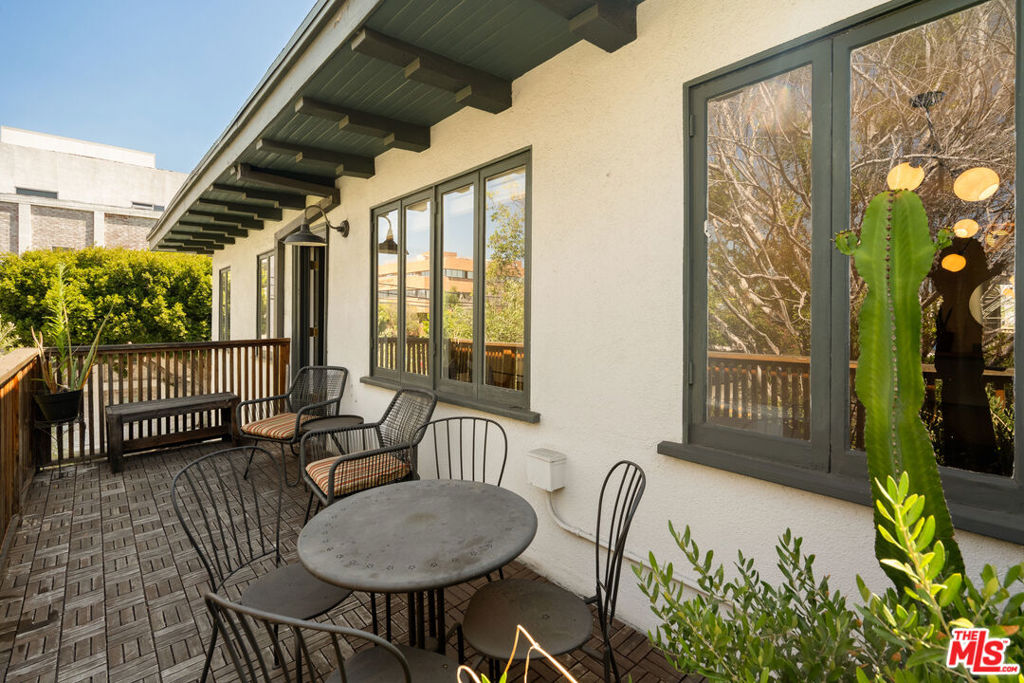 588 N Larchmont Boulevard Property Photo 18