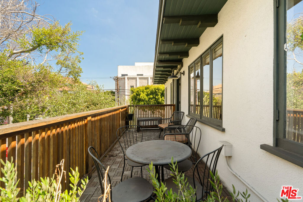 588 N Larchmont Boulevard Property Photo 19