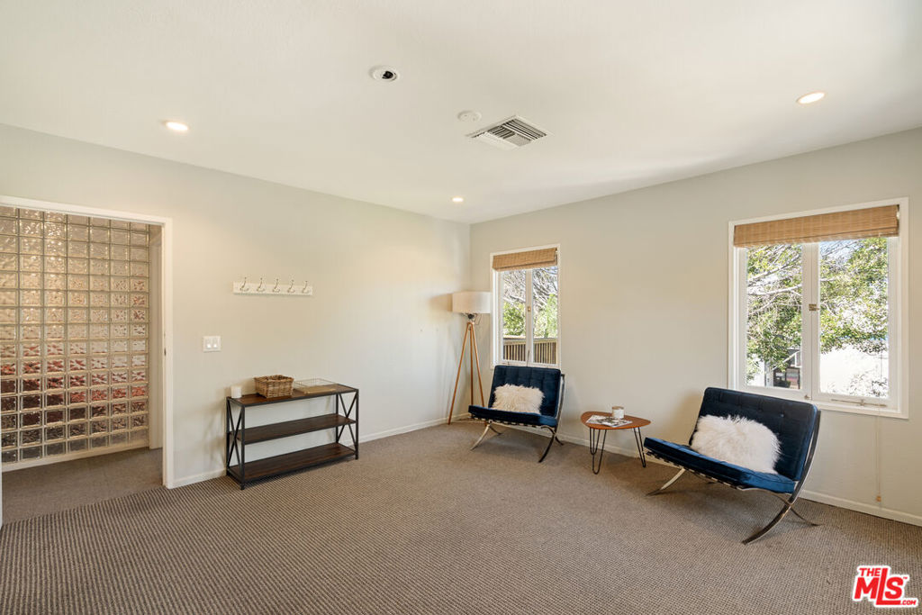 588 N Larchmont Boulevard Property Photo 20