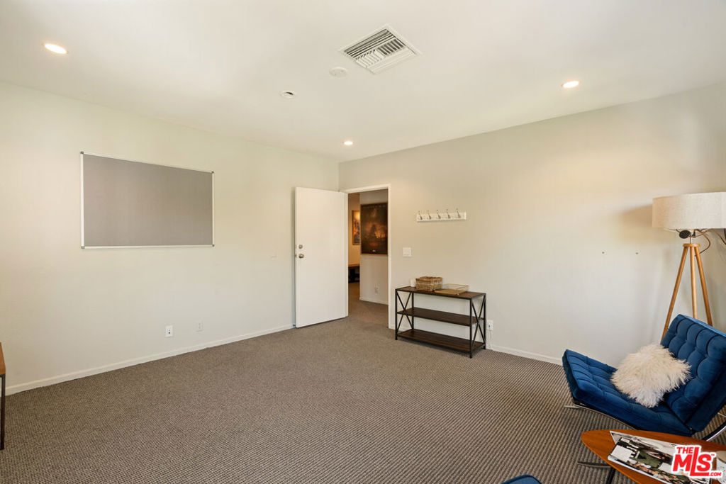 588 N Larchmont Boulevard Property Photo 21