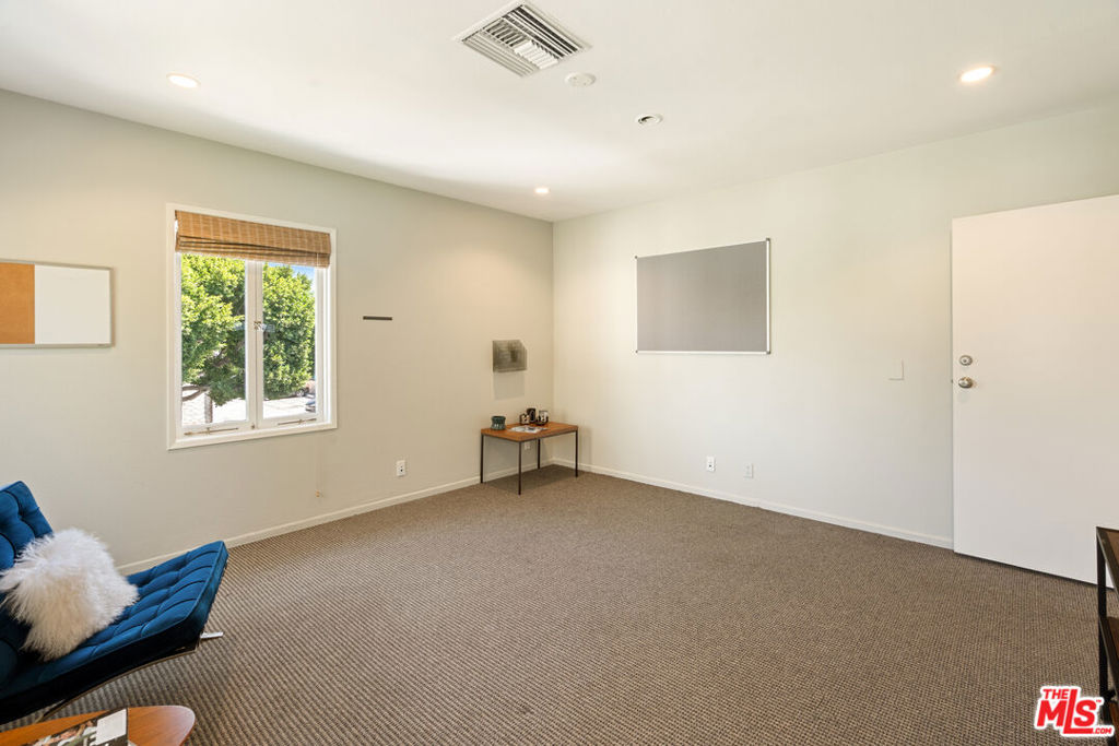 588 N Larchmont Boulevard Property Photo 22