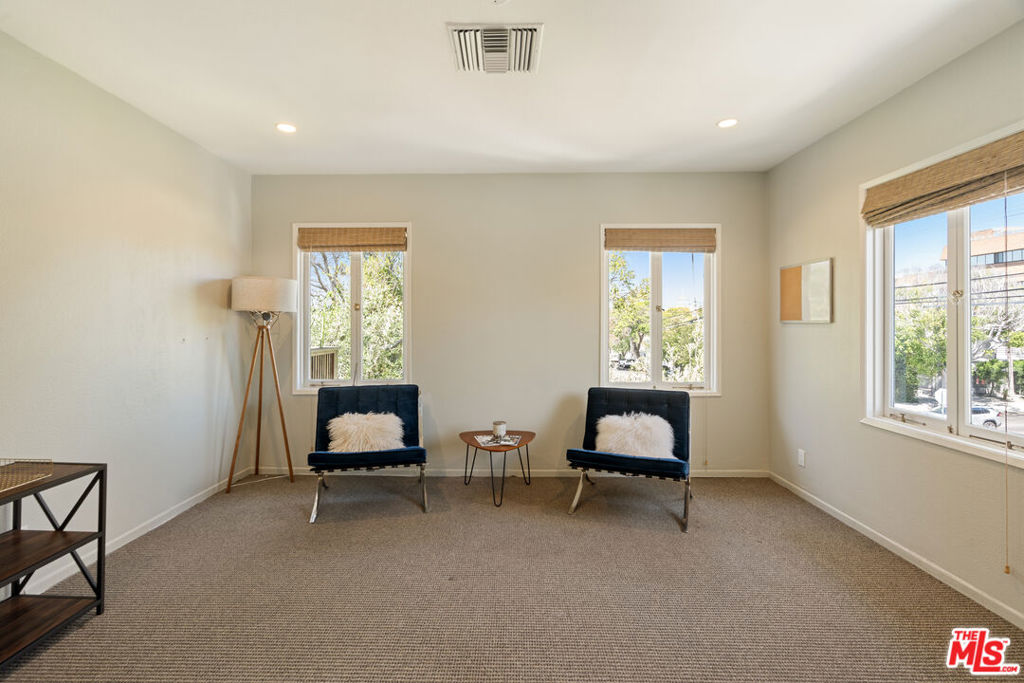588 N Larchmont Boulevard Property Photo 24