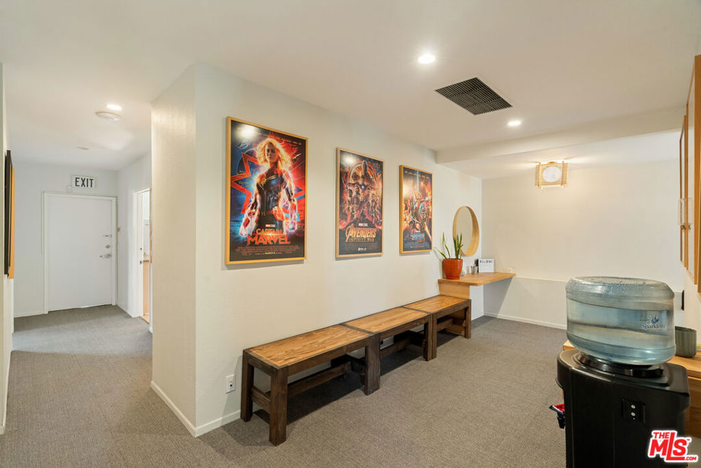 588 N Larchmont Boulevard Property Photo 25