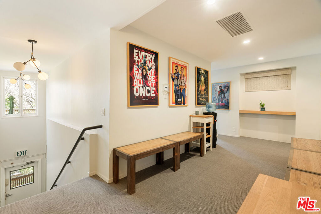 588 N Larchmont Boulevard Property Photo 27