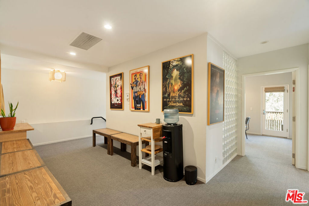 588 N Larchmont Boulevard Property Photo 30