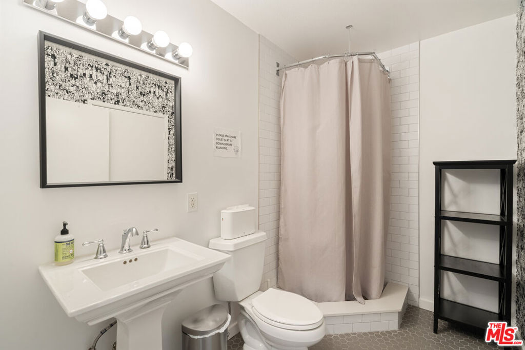 588 N Larchmont Boulevard Property Photo 31