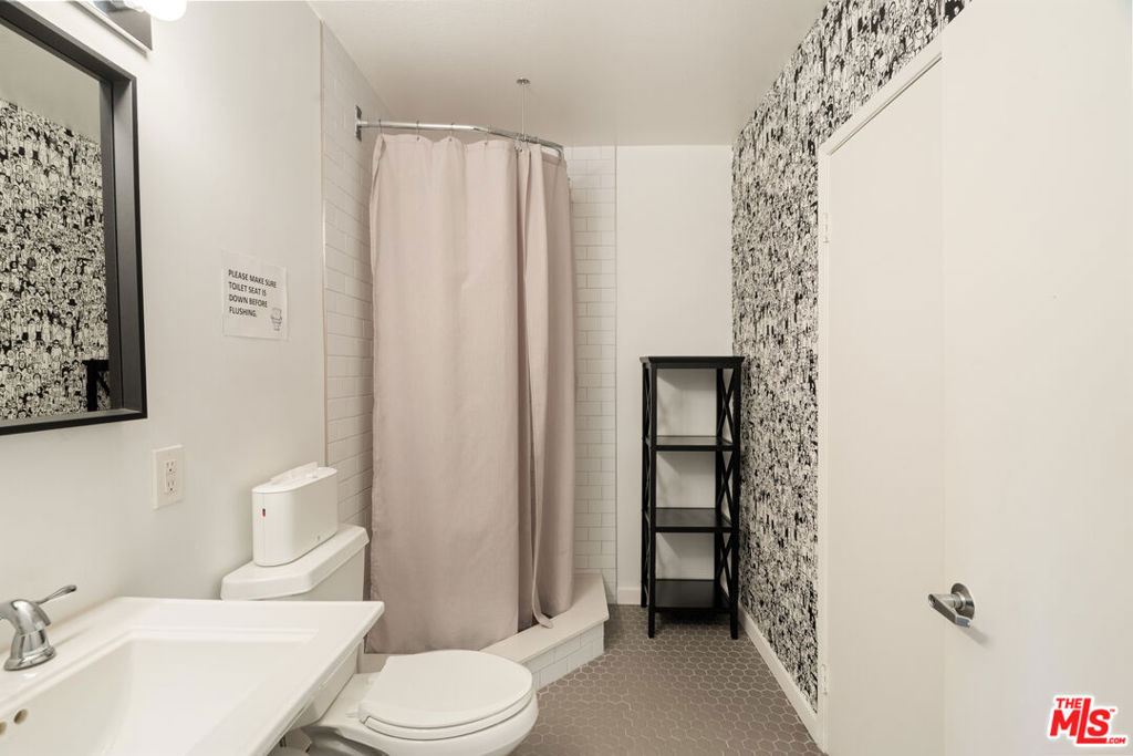588 N Larchmont Boulevard Property Photo 32
