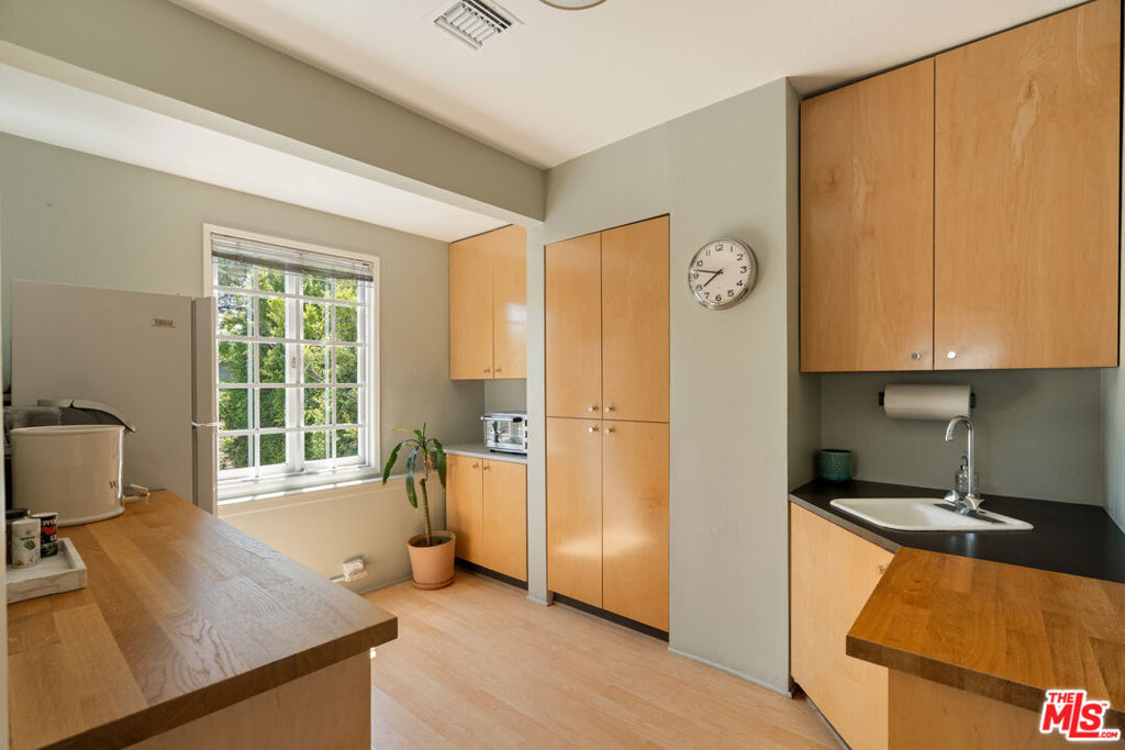 588 N Larchmont Boulevard Property Photo 33