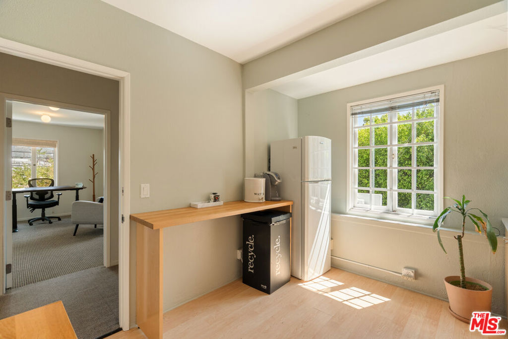 588 N Larchmont Boulevard Property Photo 35
