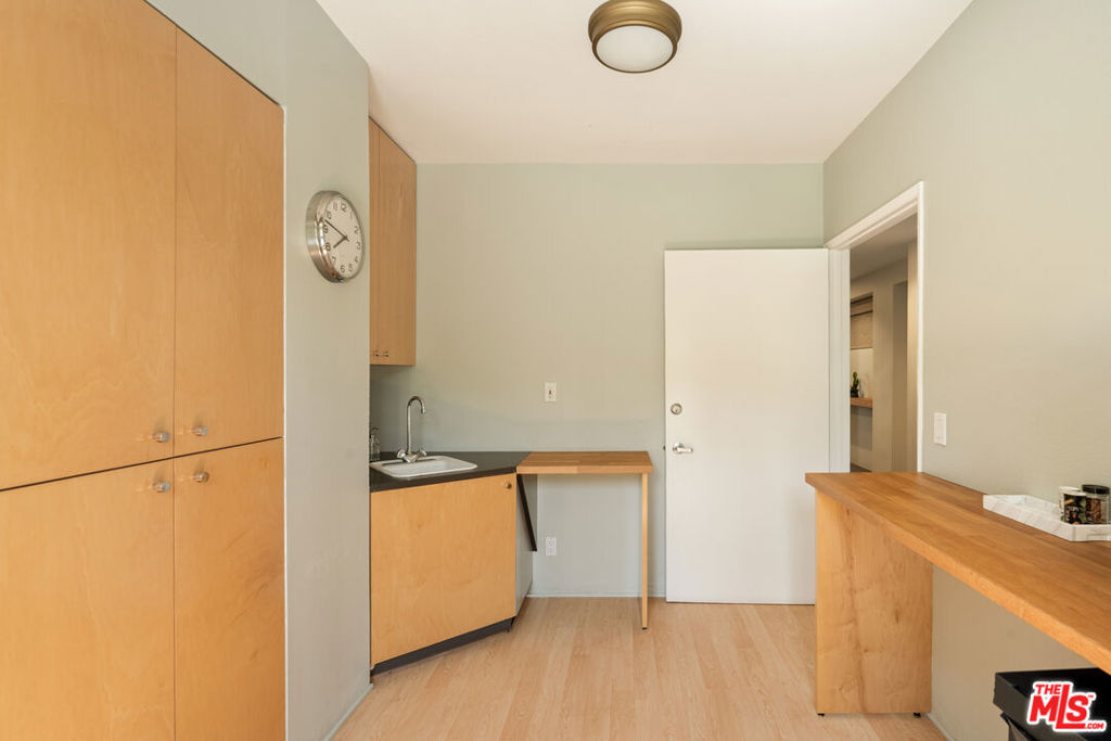 588 N Larchmont Boulevard Property Photo 36
