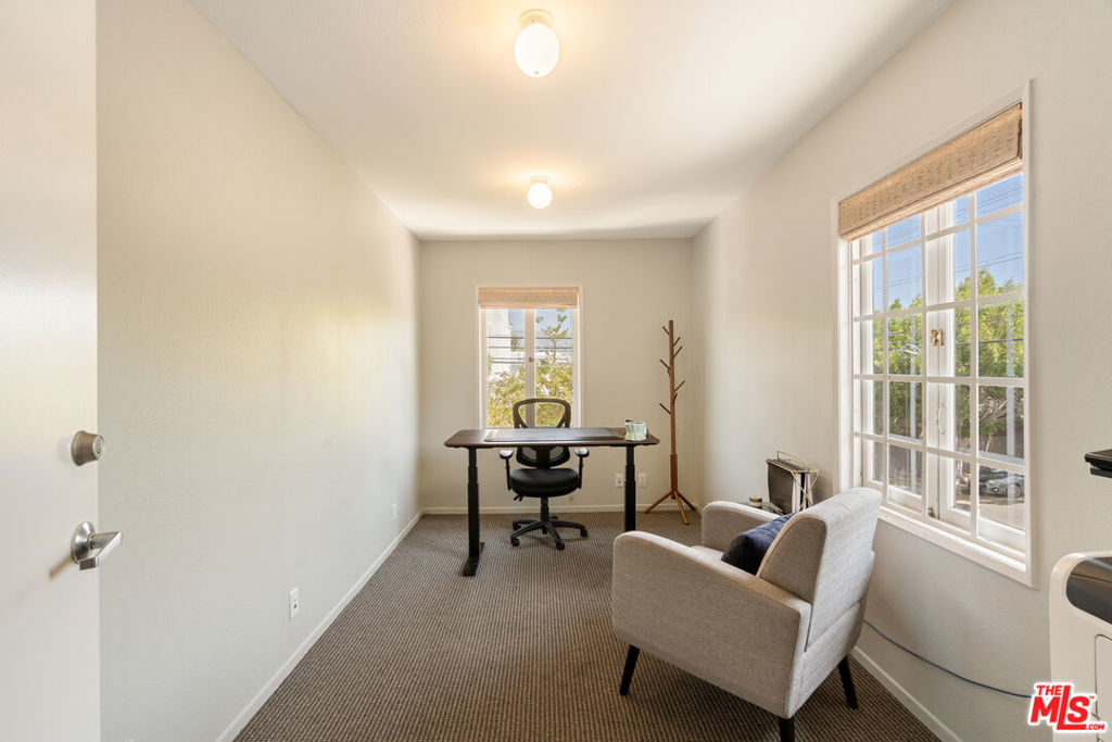 588 N Larchmont Boulevard Property Photo 38