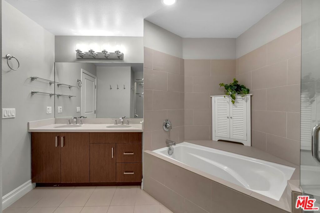 1248 N Laurel Avenue 103 Property Photo 8