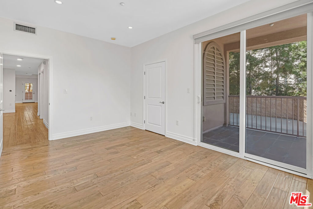 1248 N Laurel Avenue 103 Property Photo 10