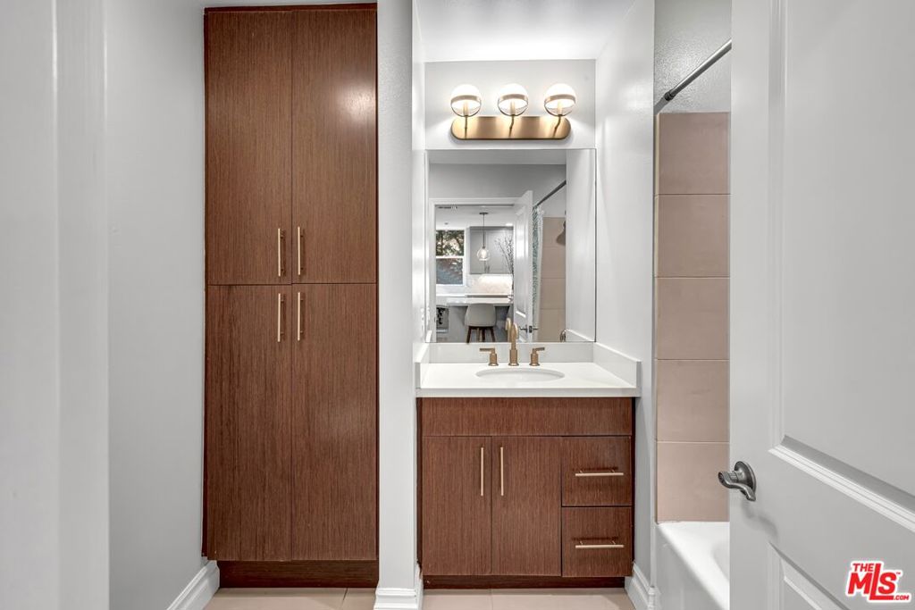 1248 N Laurel Avenue 103 Property Photo 13