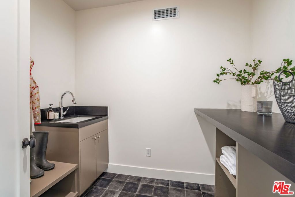 2455 23rd Street Property Photo 12