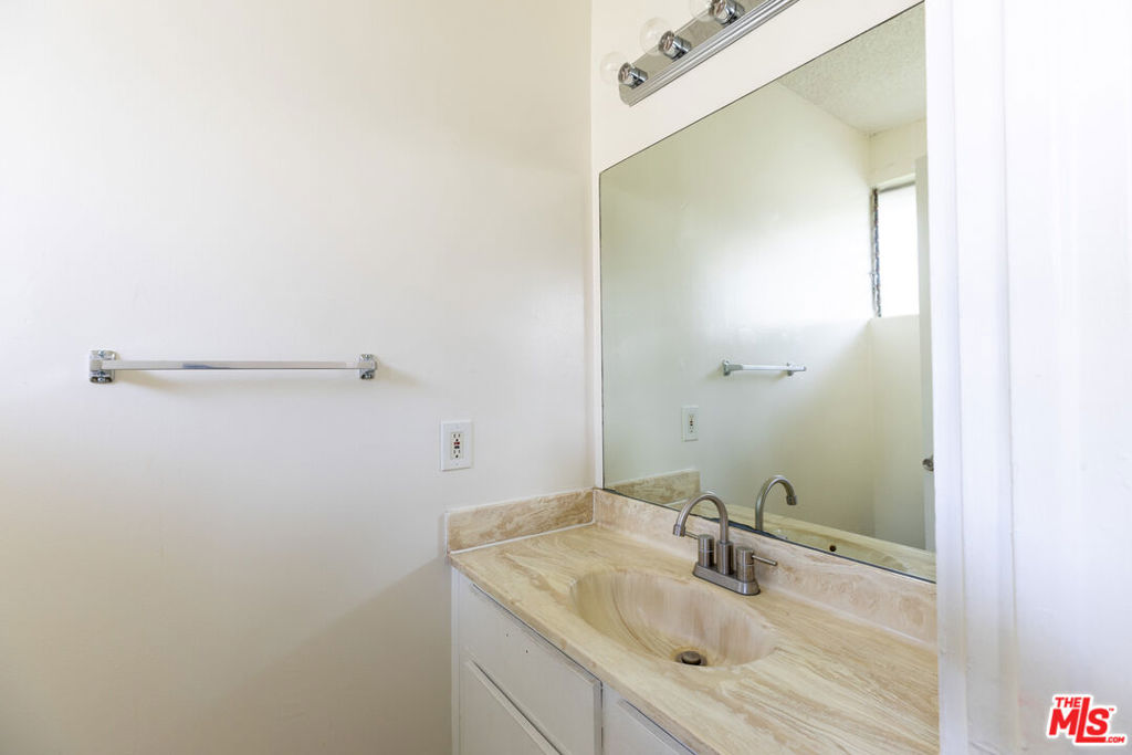 11133 Rose Avenue 9 Property Photo 12