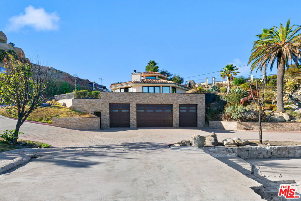 23010 Saddle Peak Road Property Photo 2