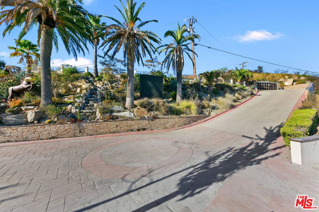23010 Saddle Peak Road Property Photo 16