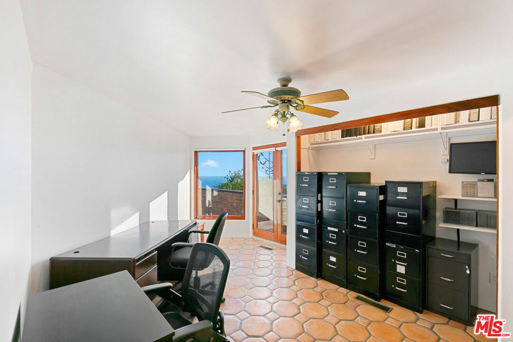 23010 Saddle Peak Road Property Photo 26