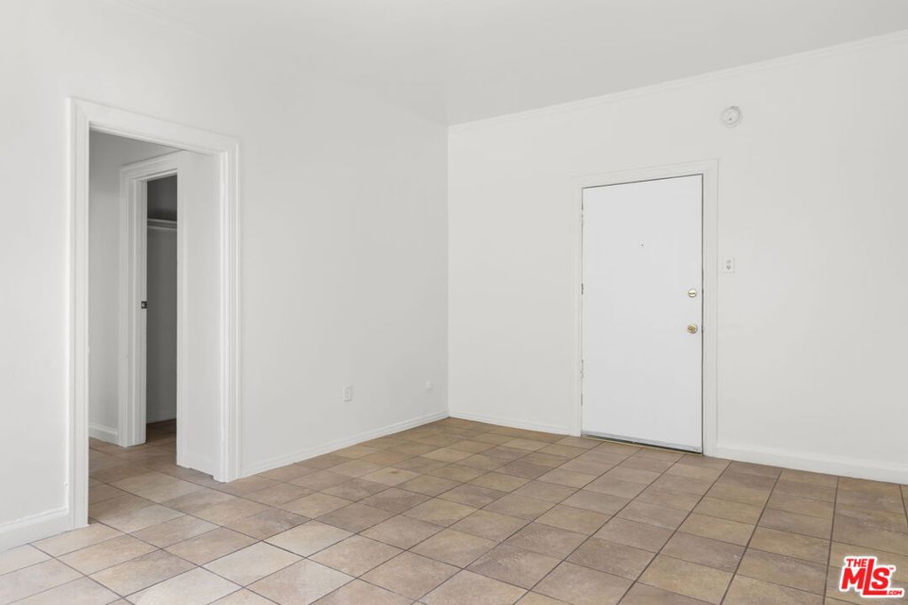 225 W Adams Boulevard Property Photo 9