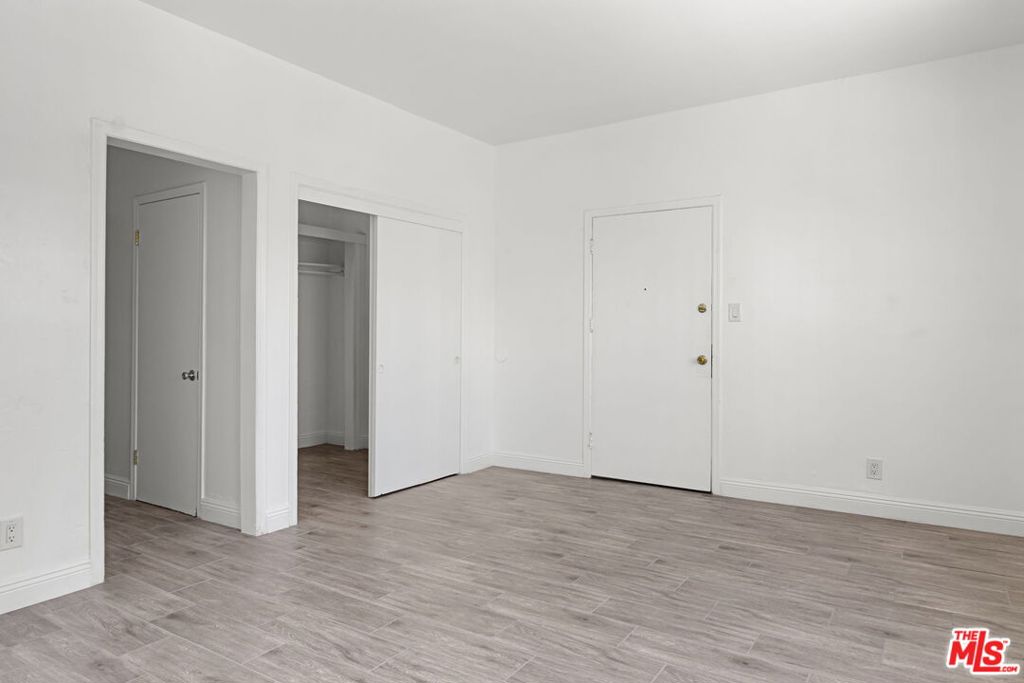 225 W Adams Boulevard Property Photo 14