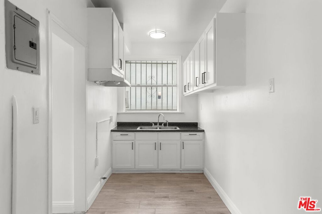 225 W Adams Boulevard Property Photo 15
