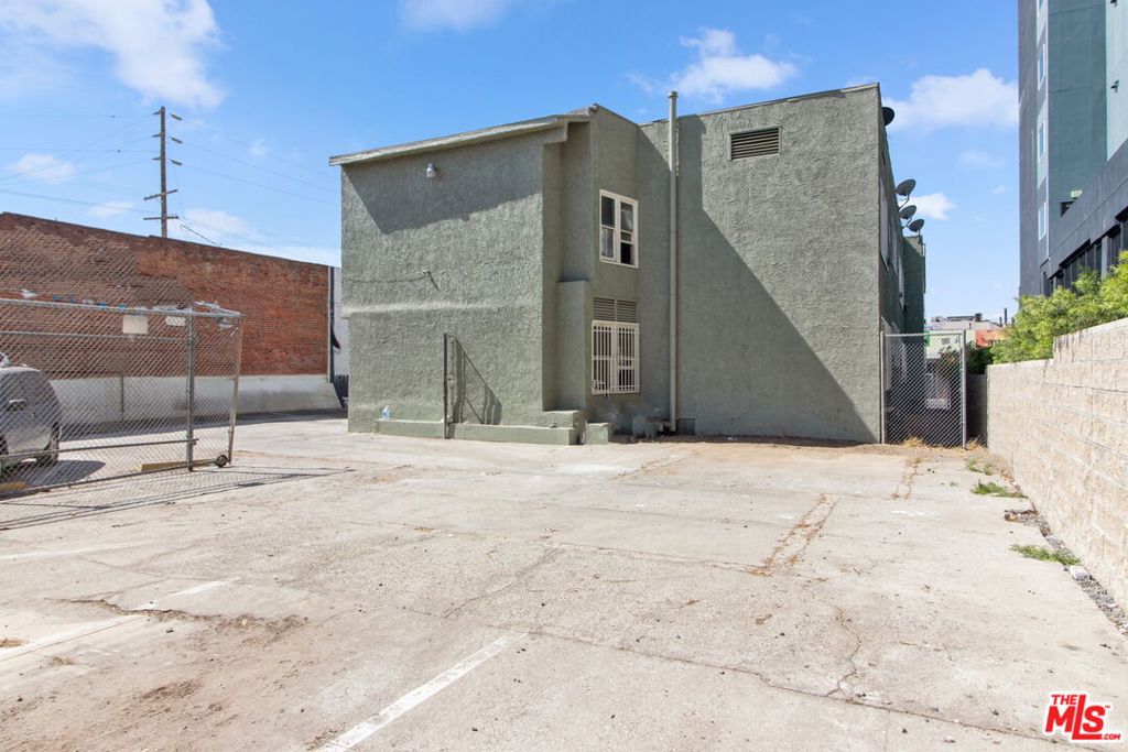 225 W Adams Boulevard Property Photo 32
