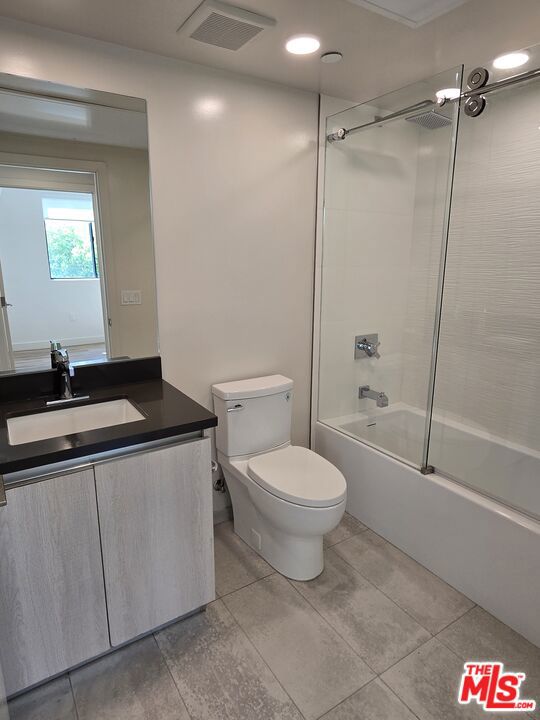 740 S Ridgeley Drive 204 Property Photo 13
