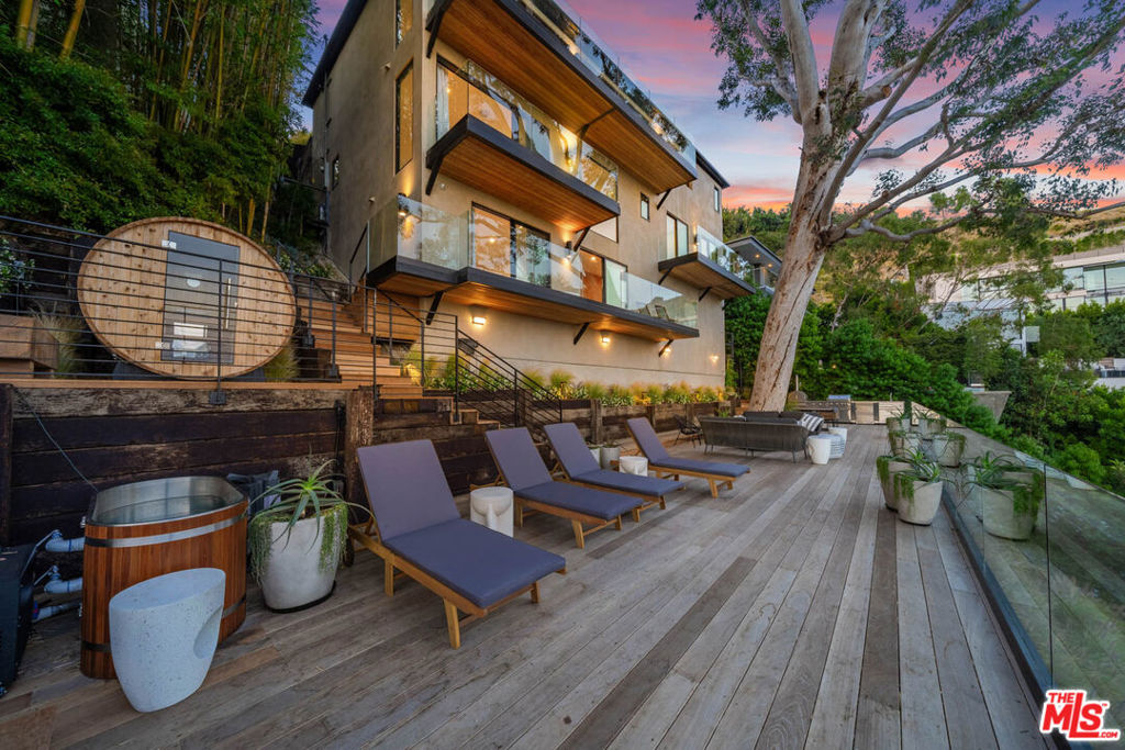 8800 Hollywood Boulevard Property Photo 2
