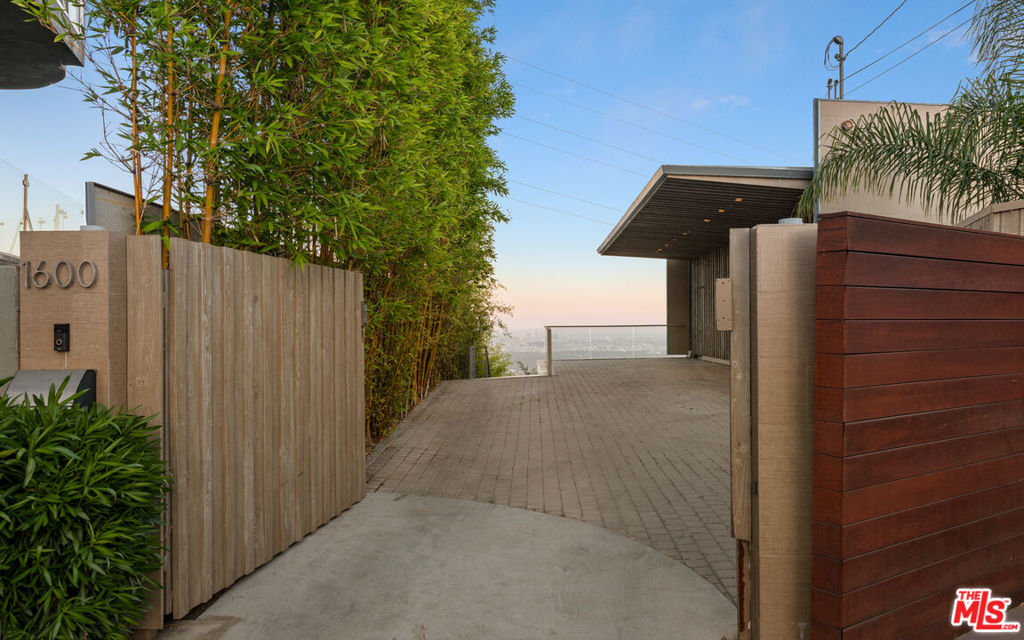 1600 Viewmont Drive Property Photo 4
