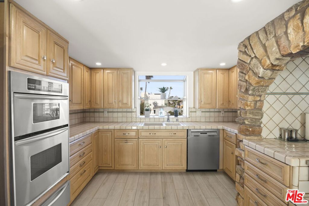 1005 Ocean Drive Property Photo 32